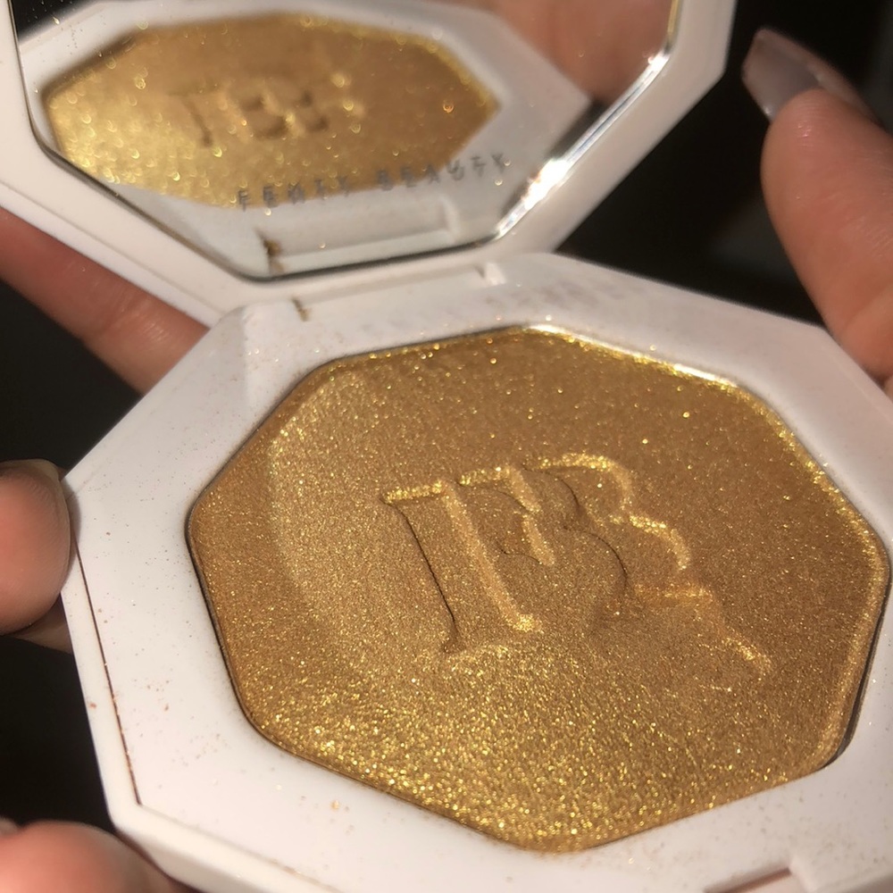 Fenty Beauty Gold Highlighter: TROPHY WIFE